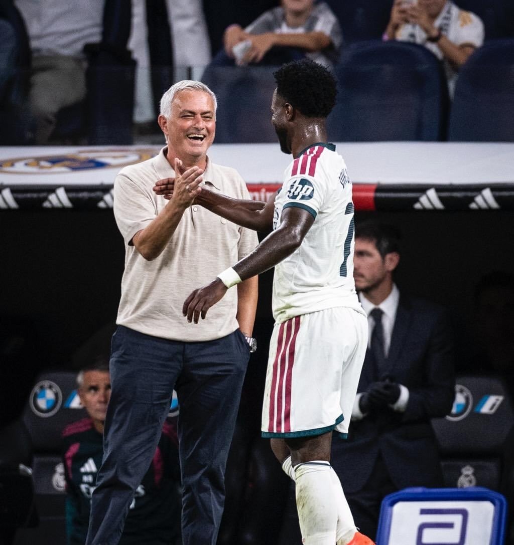 Mourinho compra a briga por Vini Jr. em meio à pressão no Real Madrid
