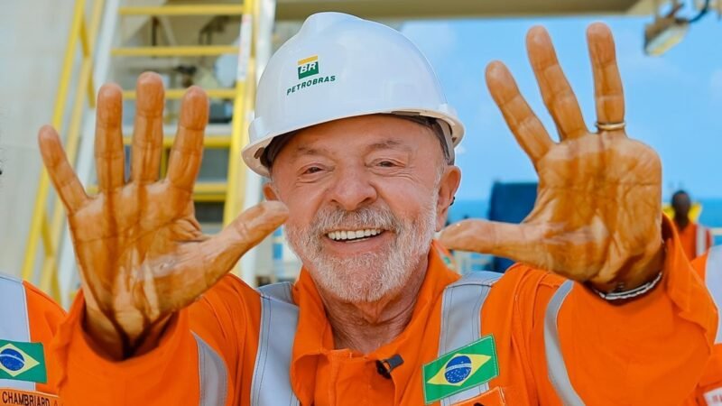 Lula assina decreto que reduz tributos sobre gasolina e MP que cria subsídio para diesel