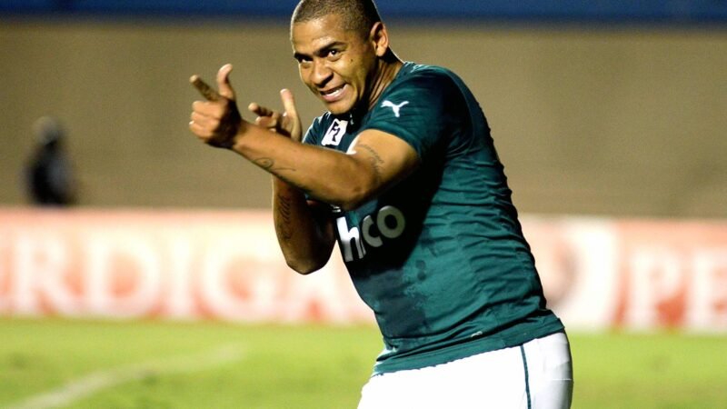 Walter no Cruzeiro-PB: relembre momentos marcantes do atacante de 37 anos
