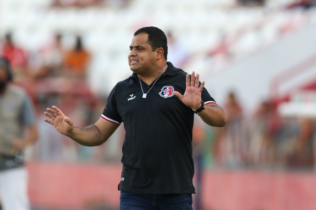 Santa Cruz reencontra Leston Júnior e tem retrospecto equilibrado contra ex-técnico