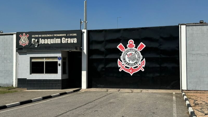 Torcedores organizados vão ao CT do Corinthians cobrar o elenco antes de jogo contra o Fluminense