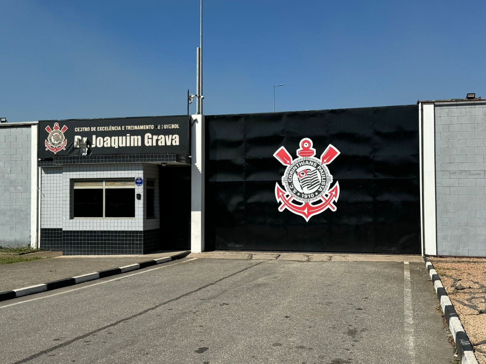 Torcedores organizados vão ao CT do Corinthians cobrar o elenco antes de jogo contra o Fluminense