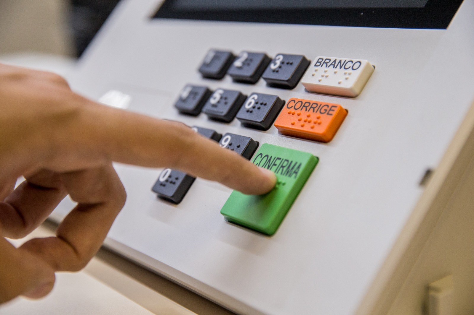 Ameaças de demissão, promessas de benefícios e mais: o que é assédio eleitoral no trabalho e como denunciar