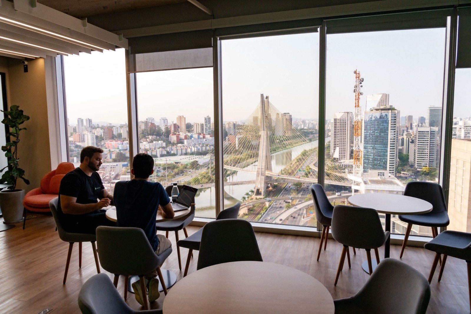 Fim do home office já muda mercado de imóveis e morar no interior perde força; veja cidades impactadas
