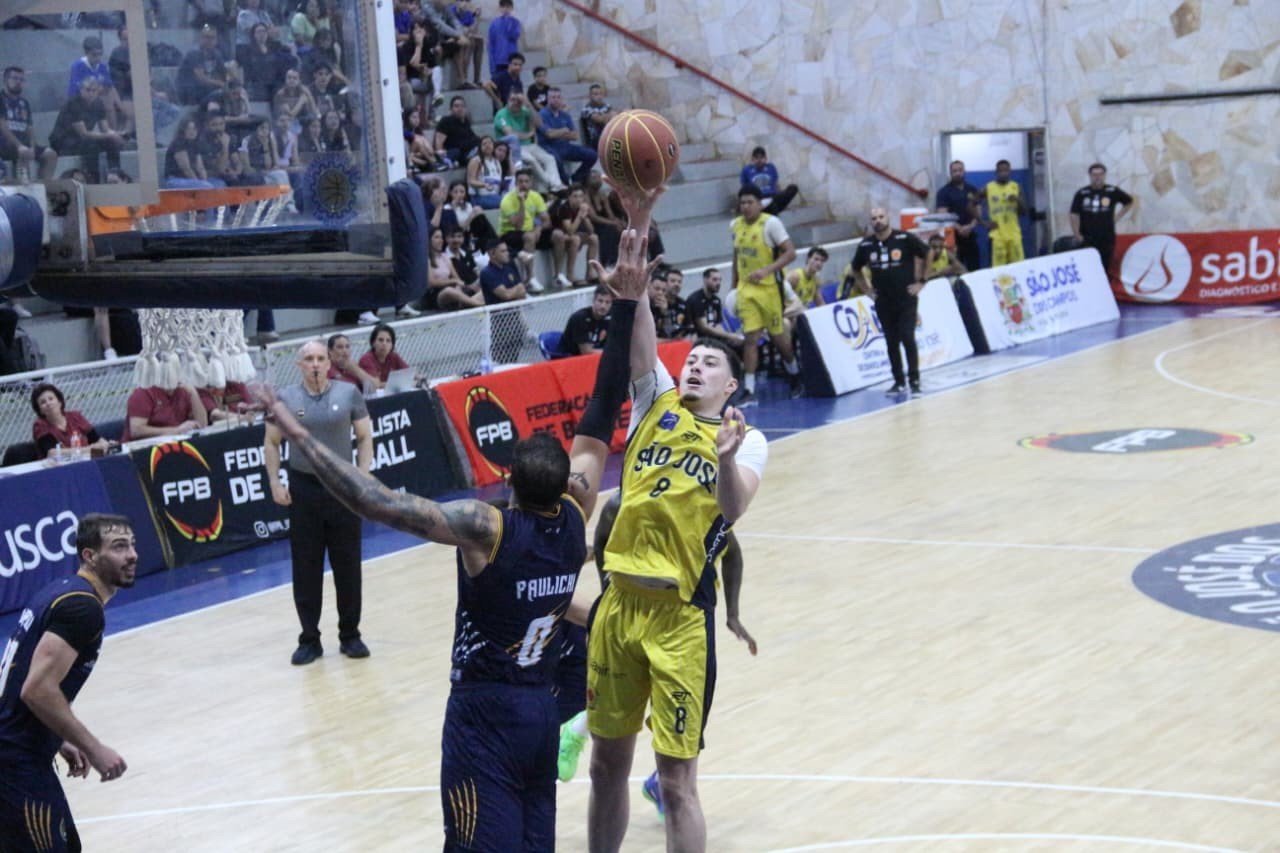 Mogi alcança vitória centenária sobre São José e fica a um passo da semi do Paulista de Basquete