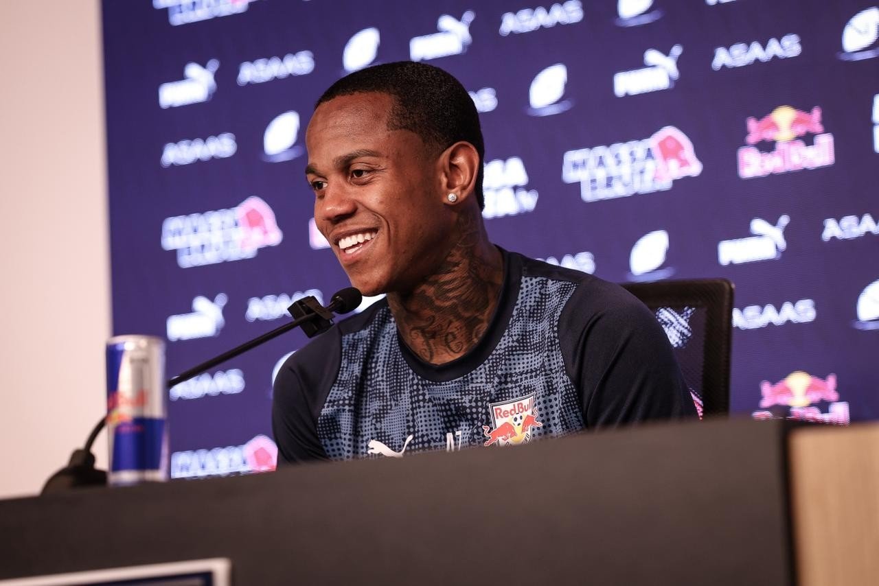 Wallace Yan destaca mentalidade de cooperação no Bragantino e se diz apto para estrear