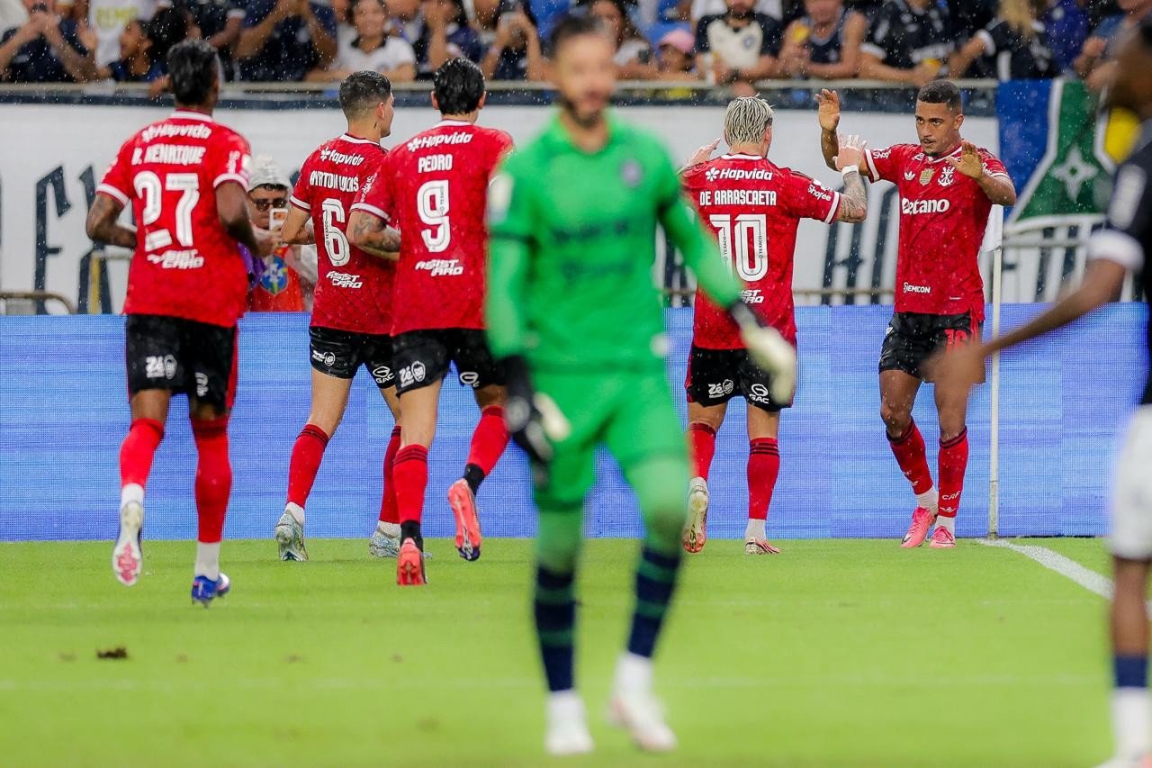 Análise: Flamengo vira líder do Brasileirão com futebol vistoso até debaixo de temporal