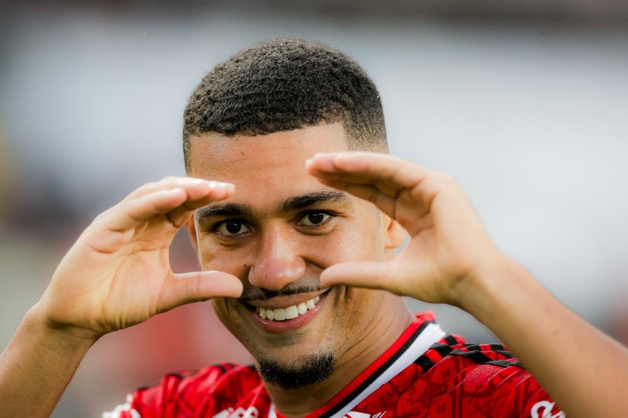 Samuel Lino amplia repertório com biquinho do Romário e volta a “dar liga” com Arrascaeta no Flamengo