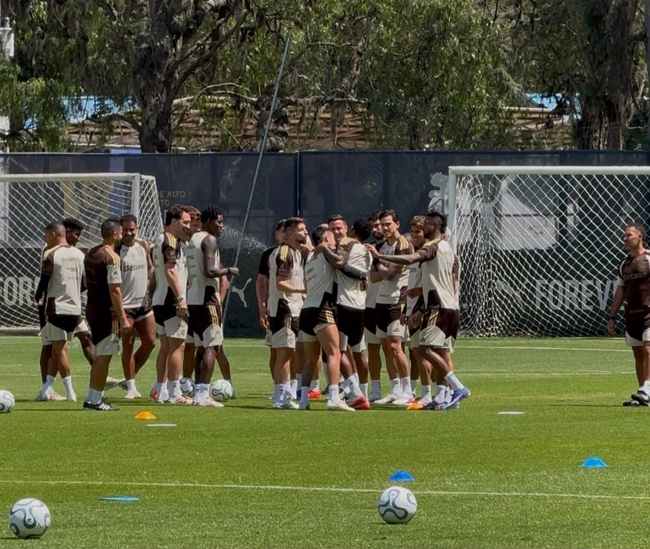 Plata passa por corredor polonês, e Flamengo faz primeiro treino em Quito para a Libertadores