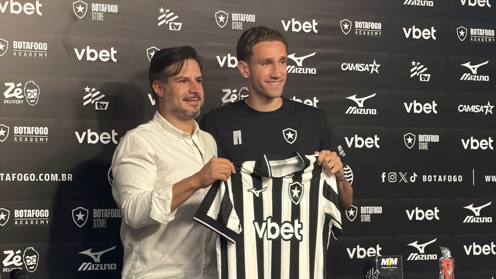 Botafogo apresenta Arthur Chaves como novo reforço