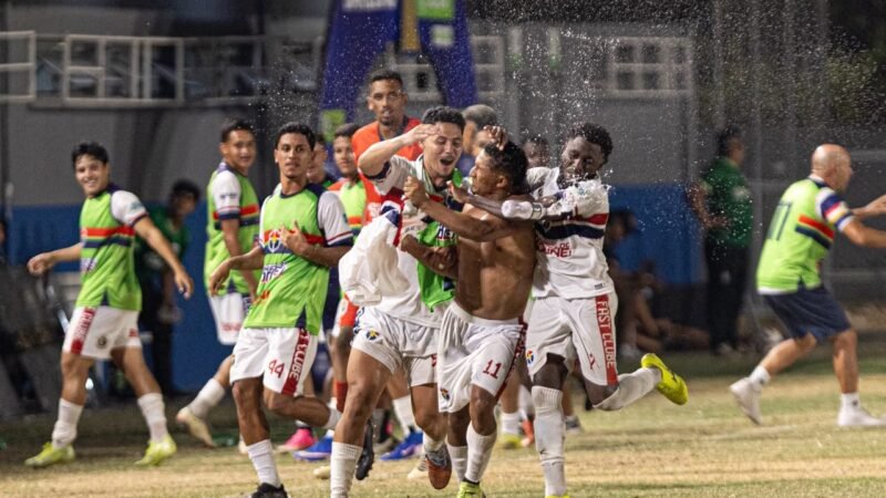 Jogador faz gol do título e na comemoração leva garrafada de rival, que é detido; veja vídeo