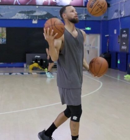 Stephen Curry impressiona ao fazer malabarismo com bolas de basquete; vídeo