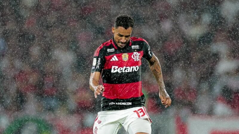Danilo avança por renovação e deve assinar novo contrato esta semana