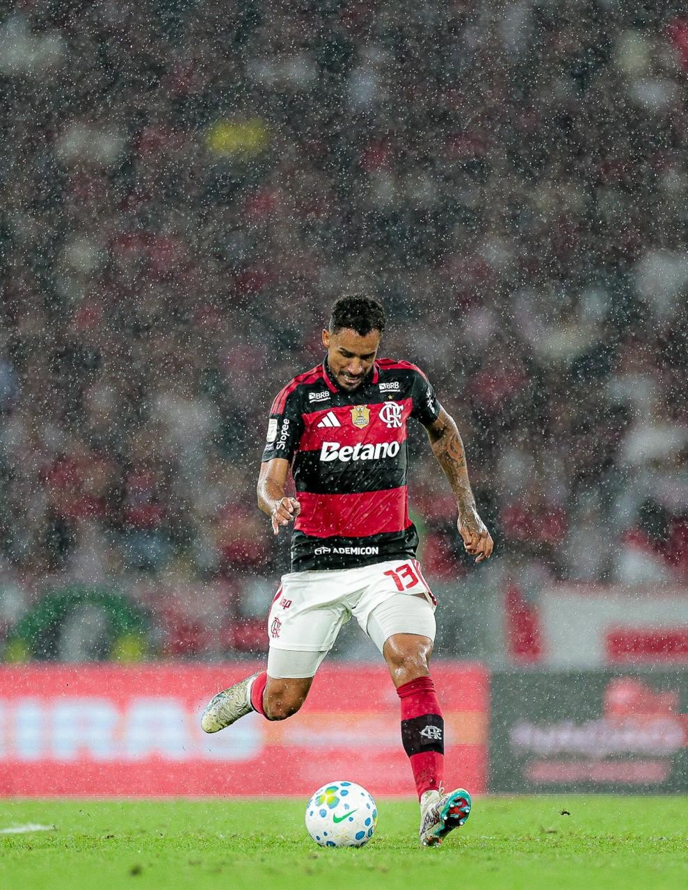 Danilo avança por renovação e deve assinar novo contrato esta semana