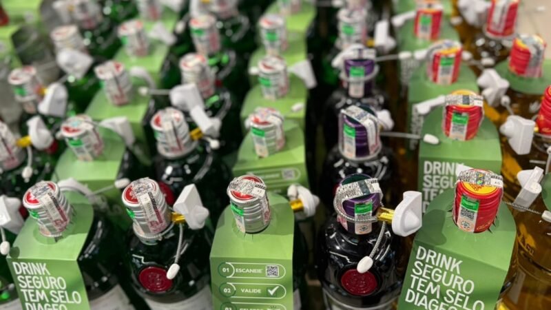 Após crise do metanol, garrafas ganham selo que permite detectar bebidas falsificadas pelo celular