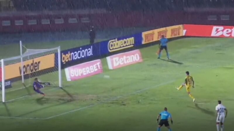 Tadeu faz lambança contra Botafogo-SP, mas se redime com gol em vitória do Goiás; vídeo