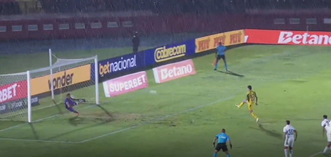 Tadeu faz lambança contra Botafogo-SP, mas se redime com gol em vitória do Goiás; vídeo