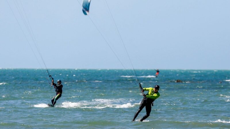 Expedição de kitesurf com 77 atletas chega a Fortaleza após 866 km pelo Nordeste