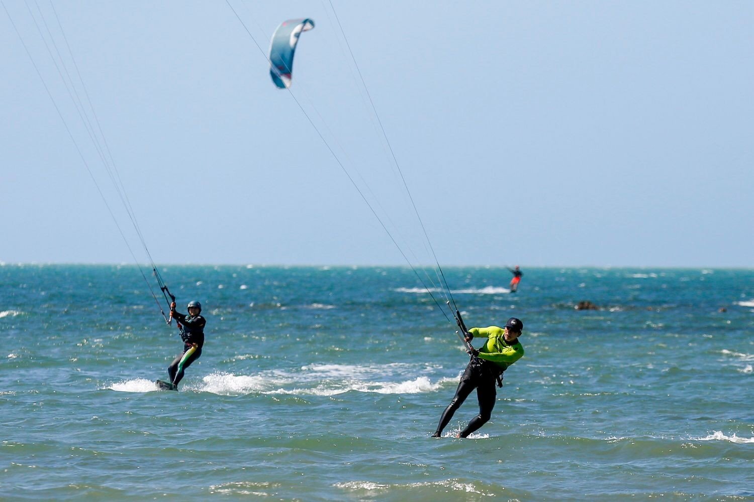 Expedição de kitesurf com 77 atletas chega a Fortaleza após 866 km pelo Nordeste