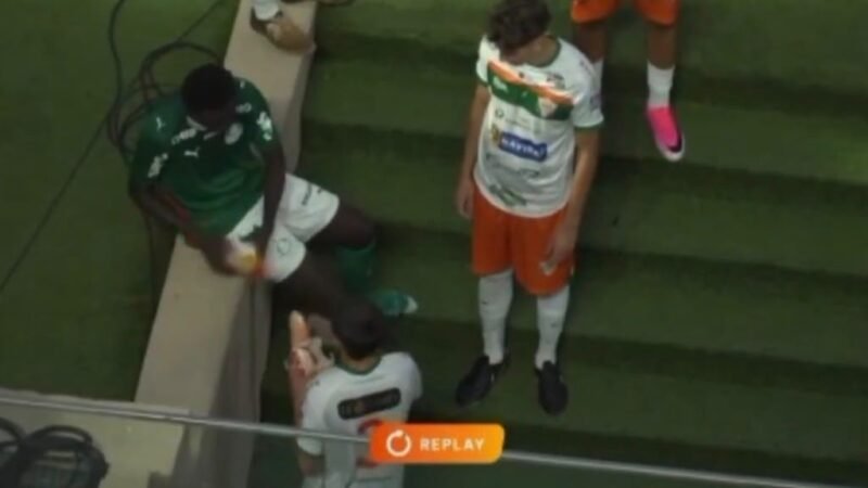 Jogadores do Palmeiras doam luvas e chuteiras para time adversário na Copa do Brasil Sub-20