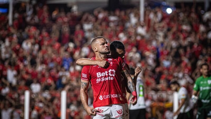 André Luís celebra mais um gol decisivo pelo Vila e diz viver melhor momento da carreira