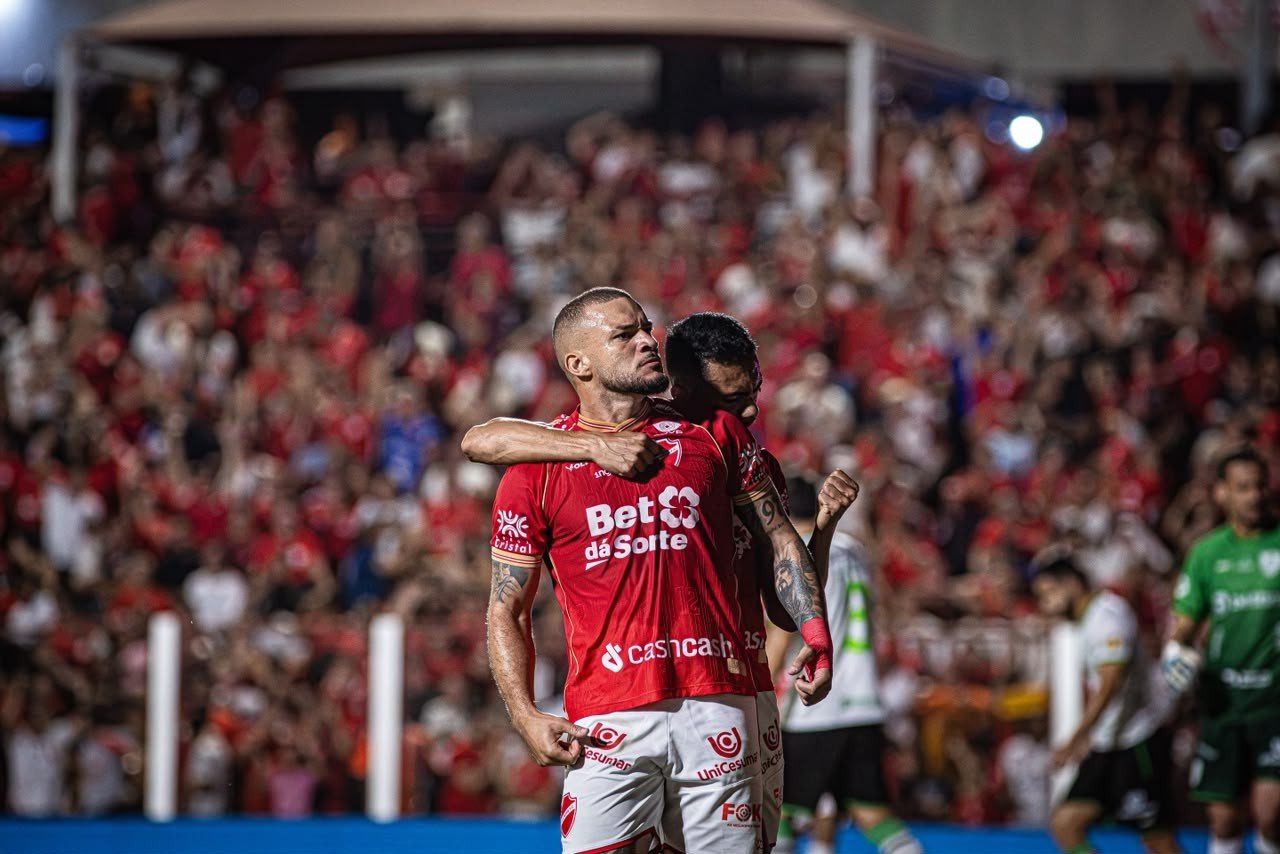 André Luís celebra mais um gol decisivo pelo Vila e diz viver melhor momento da carreira