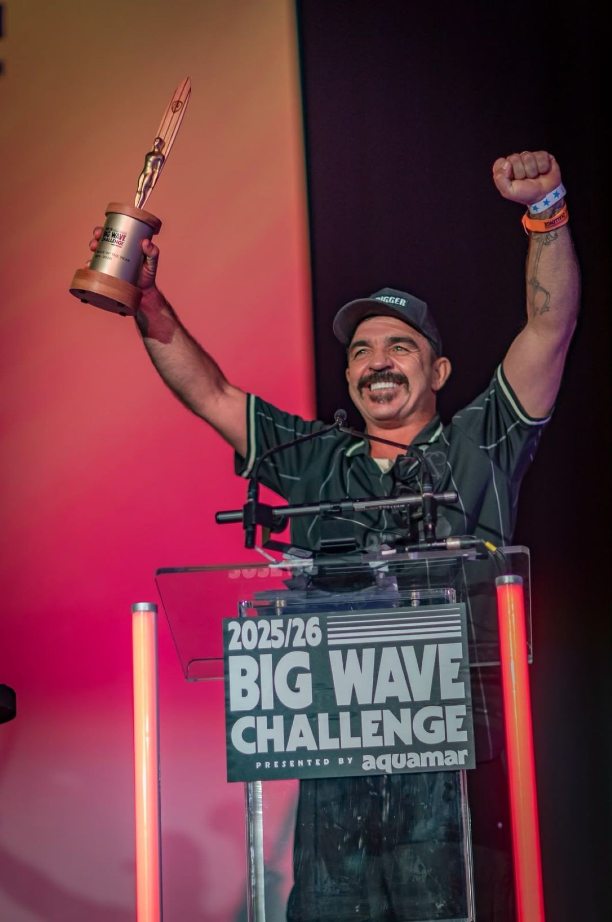 Rodrigo Koxa vence ‘Oscar’ de ondas gigantes e mira recorde mundial