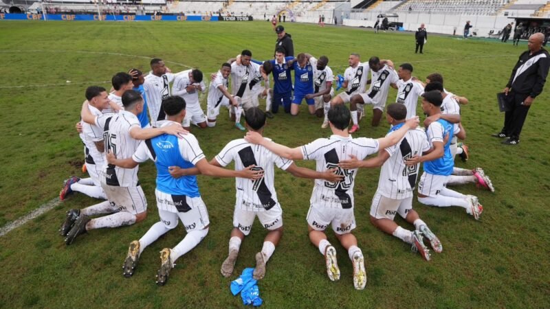 Ponte encerra maior jejum da história da Série B, e jogadores se ajoelham no gramado