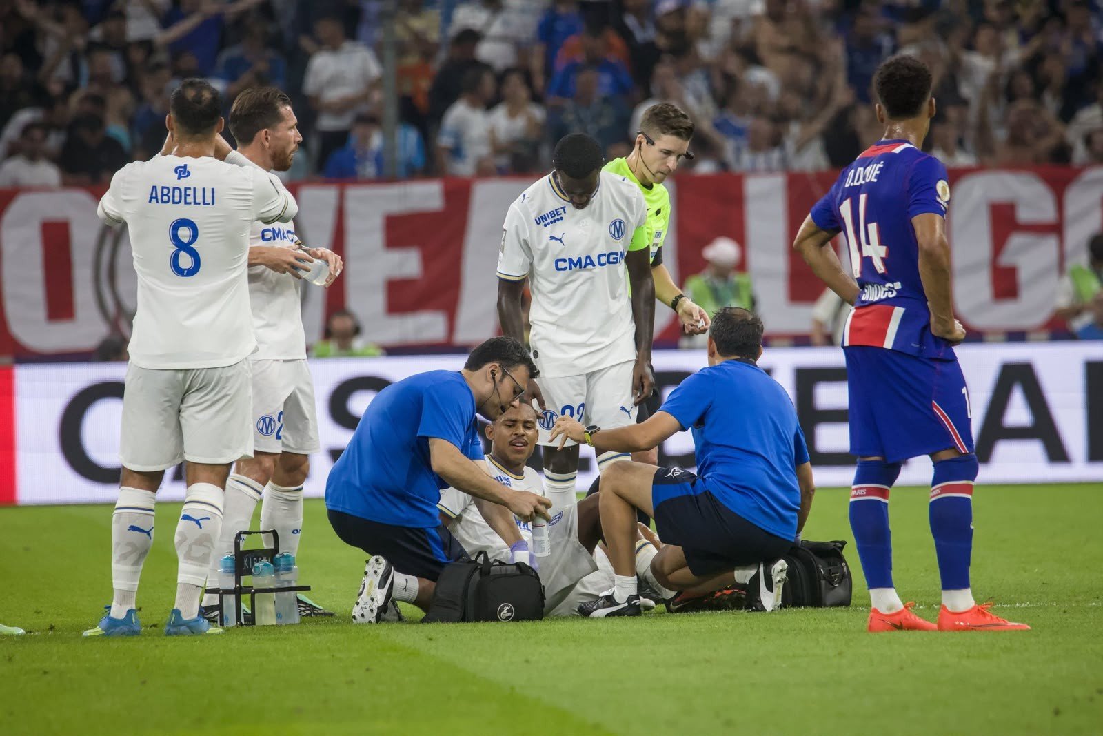 Igor Paixão deixa clássico contra o PSG machucado