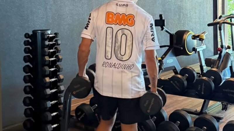 Cuello compra camisa histórica de Ronaldinho no Atlético-MG e revela coleção