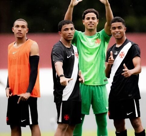 Joia de 15 anos do Vasco faz gol de falta à la Ronaldinho no Brasileiro sub-17; veja vídeo