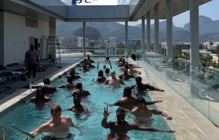 Piscininha, funk e vibe carioca: jogadores chegam ao Rio e curtem clima antes do jogo da NFL