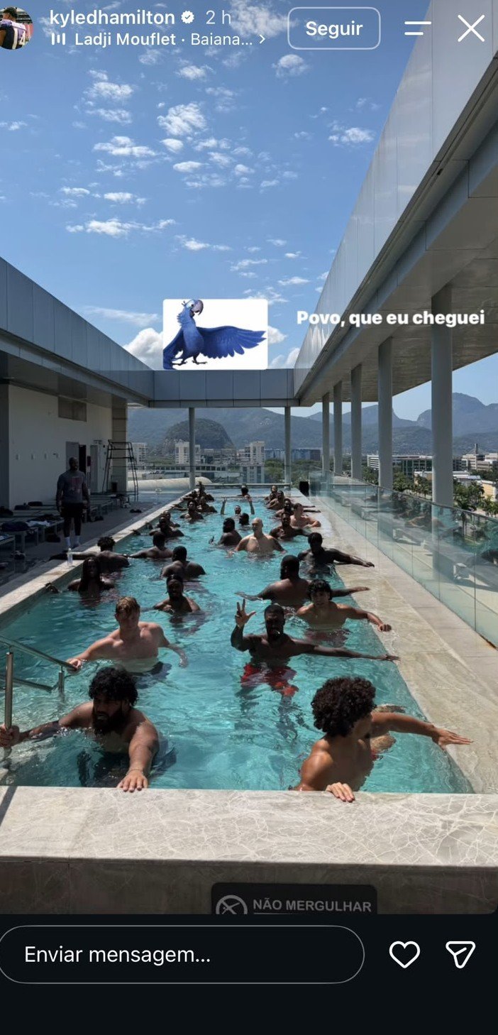 Piscininha, funk e vibe carioca: jogadores chegam ao Rio e curtem clima antes do jogo da NFL