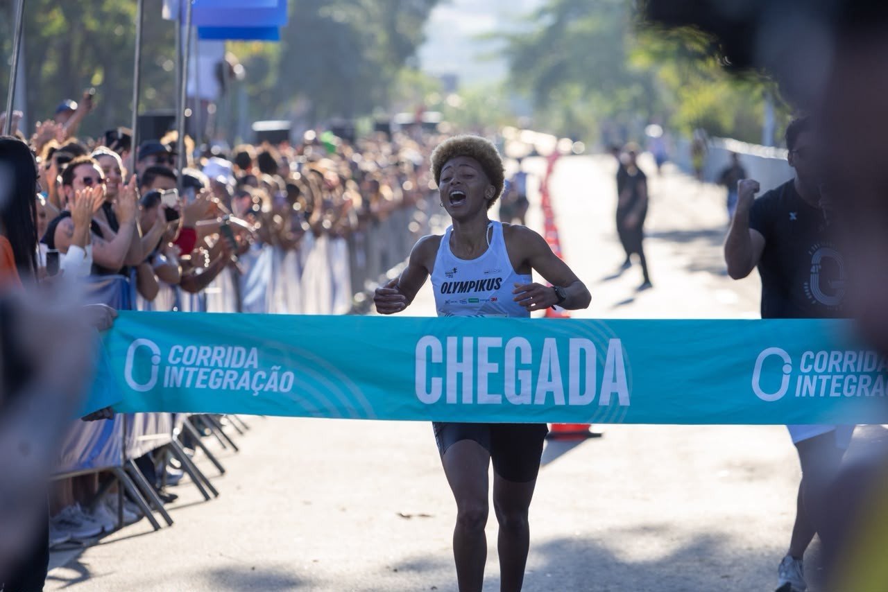 Campeã da Integração desmaia na chegada e depois brinca: “Pronta para correr de novo”