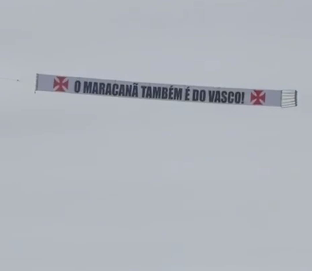 Avião sobrevoa praias do Rio com faixa de protesto antes de jogo da NFL: “O Maracanã também é do Vasco”