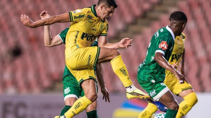 Uberlândia x Mirassol: amistoso tem público tímido, taça no gramado e domínio do Leão