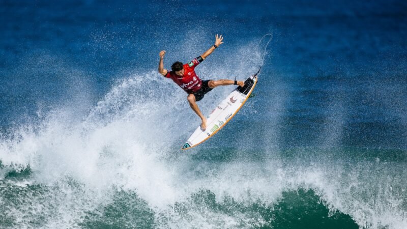 Yago Dora encaixa aéreos, vira bateria e vai às oitavas de final da etapa de Trestles da WSL