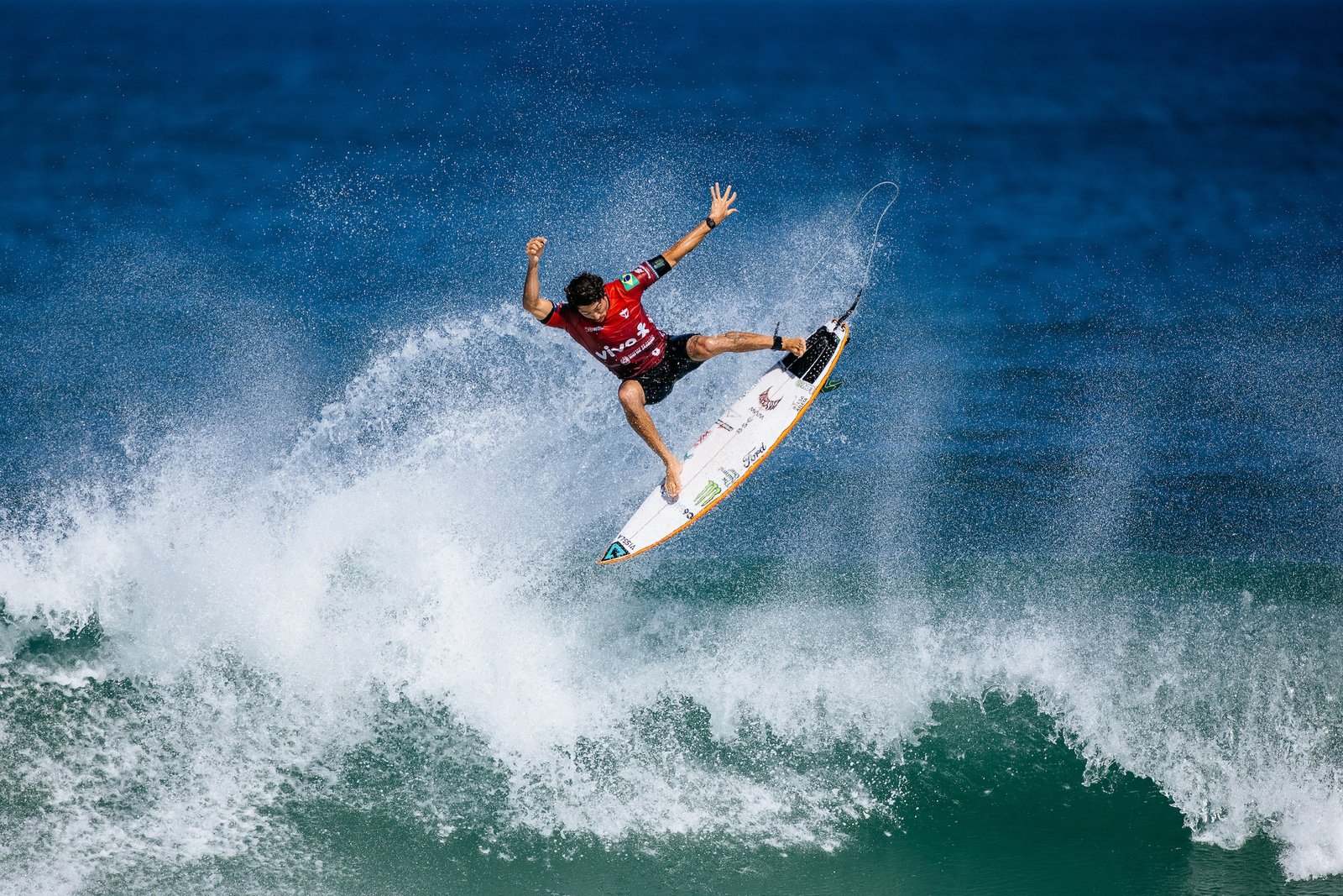 Yago Dora encaixa aéreos, vira bateria e vai às oitavas de final da etapa de Trestles da WSL