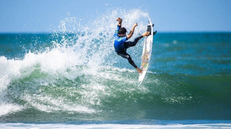 Yago Dora vence australiano de virada e vai à semifinal da etapa de Trestles da WSL