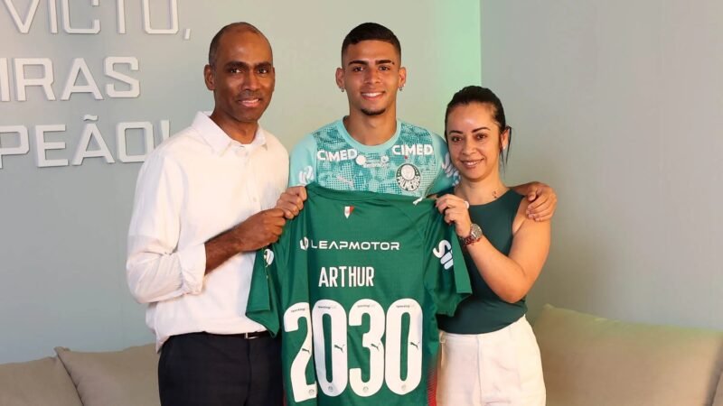 Palmeiras renova com lateral Arthur até 2030