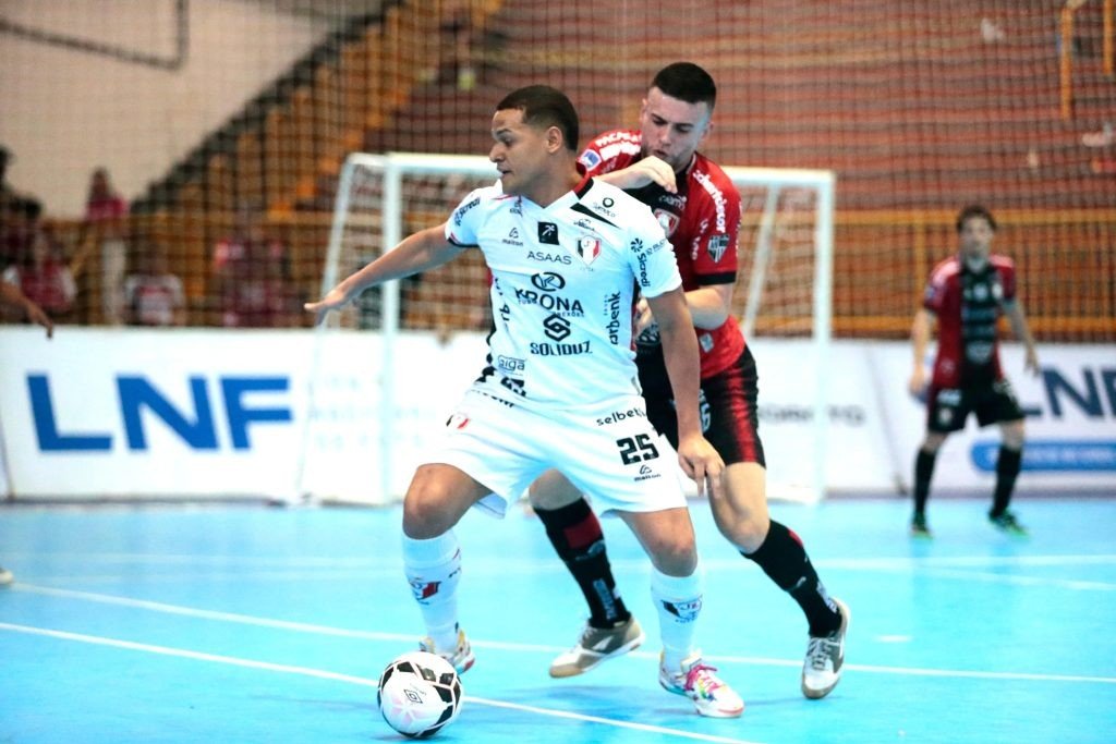 Joinville larga em vantagem nas quartas de final da Liga Nacional de Futsal