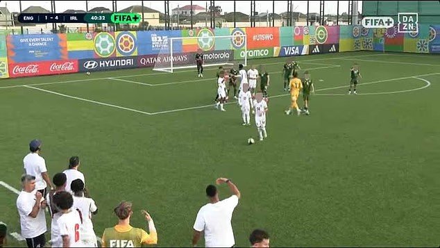 Inglaterra abandona jogo da Copa do Mundo sub-15 após acusação de racismo