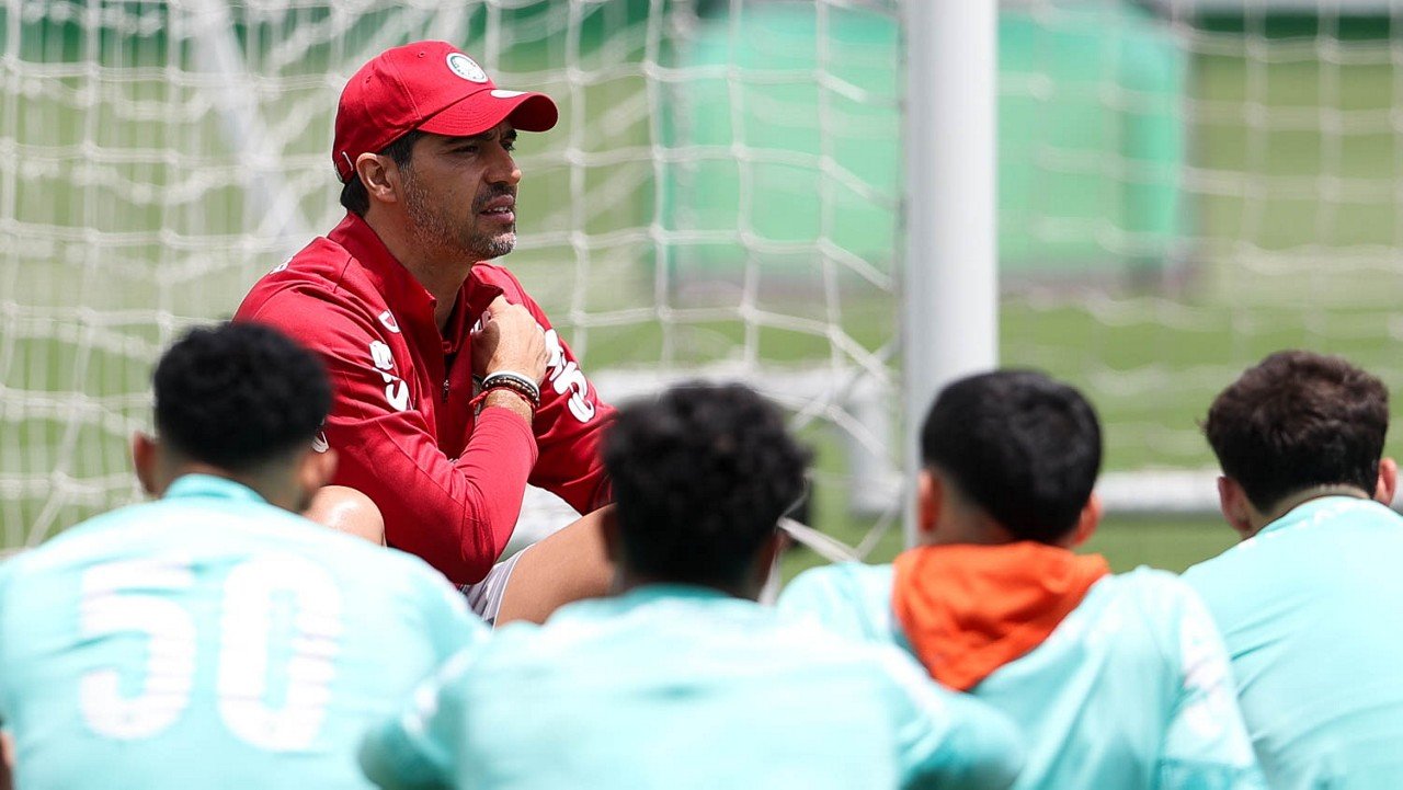“Precisa da alma do clube”: Abel pede apoio da torcida para ganhar títulos no Palmeiras