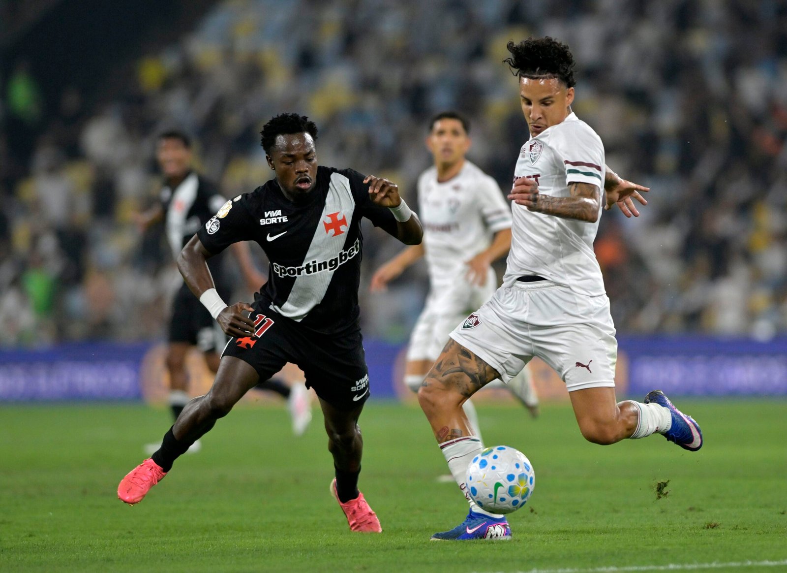 Sem Renê, Arana ganha nova oportunidade para recuperar espaço no Fluminense