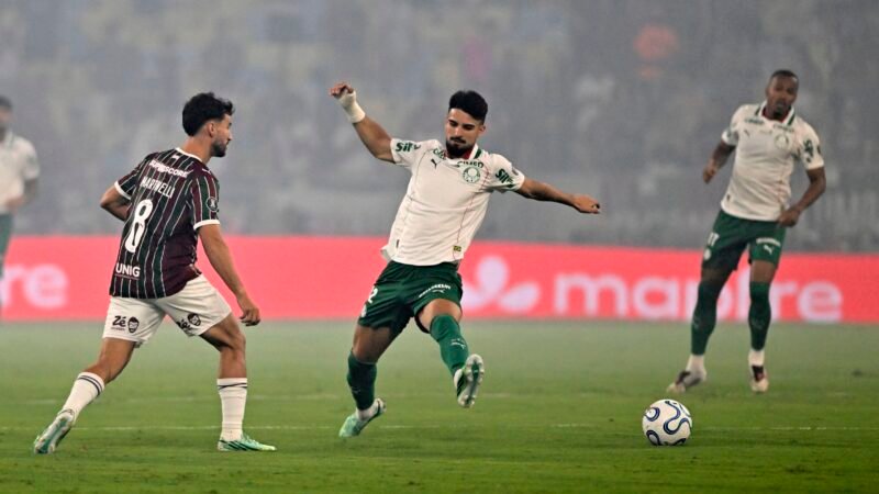 Martinelli será reavaliado nesta quinta após deixar jogo do Fluminense com dores no joelho