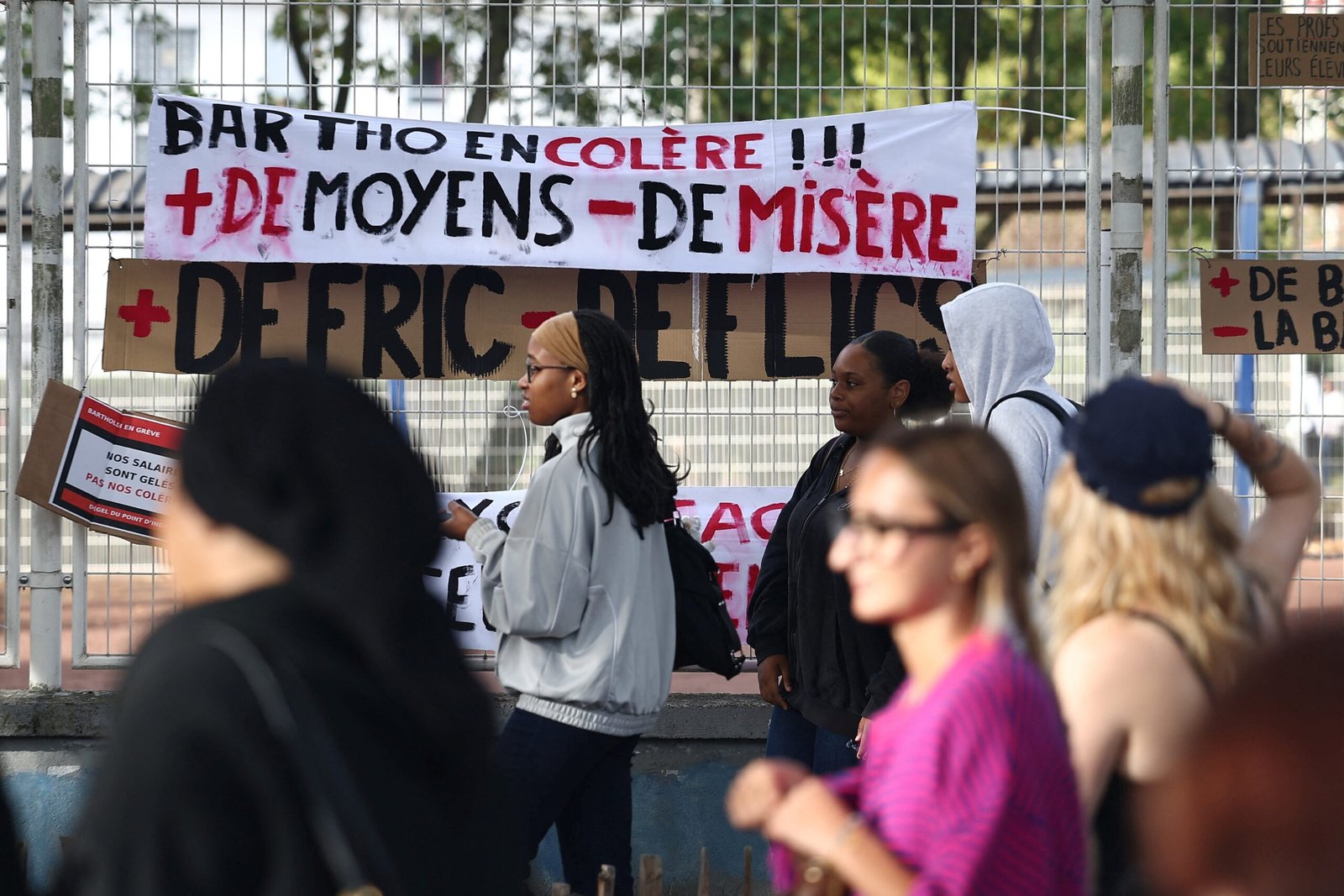 França protesta por professores e mais recursos: entenda quais são as reivindicações e como é o cenário no país em comparação com o Brasil