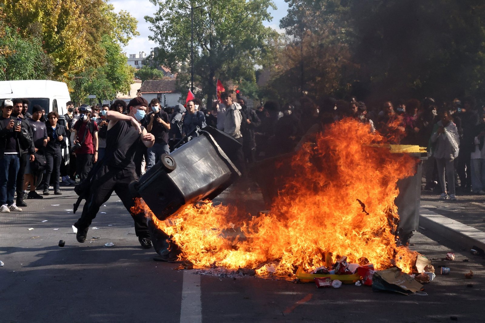 França suspende uso de bombas de efeito moral em protestos após estudante ter mão arrancada por explosão