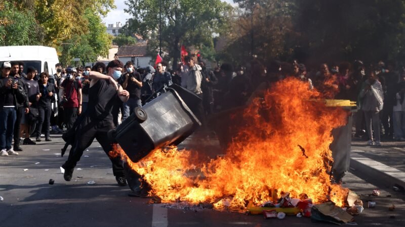 França tem novos protestos neste sábado após um mês de manifestações; Governo mobiliza 70 mil agentes