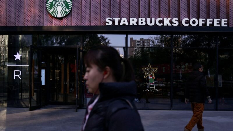 Por que a Starbucks está sendo criticada por abrir lojas nesta região da China