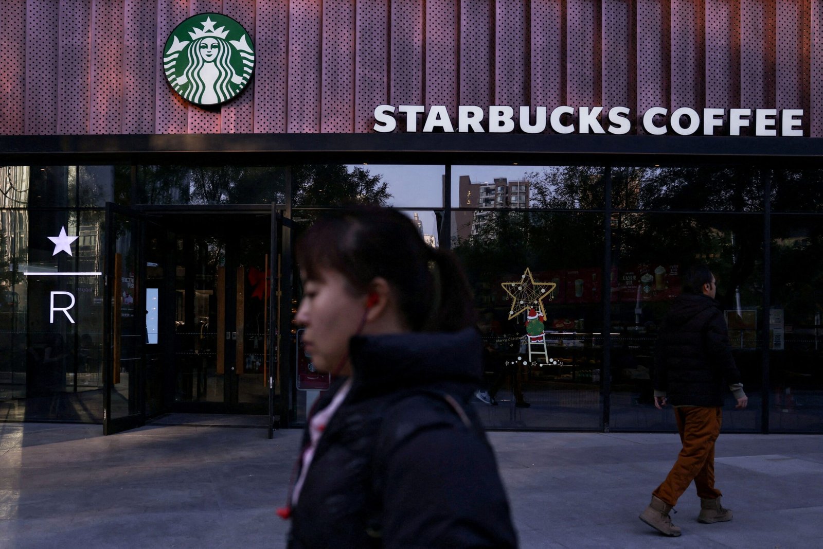Por que a Starbucks está sendo criticada por abrir lojas nesta região da China